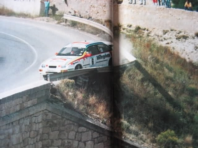 Jesus "Chus" Puras - Tomás Aguado
31º Rallye Alicante-Costa Blanca 1988. Ford Sierra Cosworth. Abandonó por fuerte accidente.

Ésta foto capta el instante en el que impacta contra el guardarail e inmediatamente después se despeña barranco abajo.

En las siguientes fotos se puede ver el Ford cayendo y el estado en que quedó el coche junto con las explicaciones del mismo Puras de los motivos del porque de ésta salida de pista.

(Foto 2 de 7)
Palabras clave: ;Ford;Sierra;Cosworth;Alicante;1988;crash