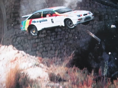 Jesus "Chus" Puras - Tomás Aguado
31º Rallye Alicante-Costa Blanca 1988. Ford Sierra Cosworth. Abandonó por el accidente de la imagen.

(Foto 3 de 7)

Palabras de "Chus" después del accidente:
Al tratar de frenar el pedal se fue al fondo, y pese a bombear vi que me estrellaba contra el guardarail. Cuando estaba encima tiré de freno de mano para hacer un trompo y el coche se fue de atrás cayendo por el barranco, por suerte completamente plano.

Yo me quede "groggy" pero me asuste al ver a mi copiloto Tomás Aguado sangrar por la boca y que seguían pasando coches sin darse cuenta de mi accidente, ya que desde el puente no se veía.

Resultado:
Chus se rompió la tibia, (en el Rally LLanes,15 días después, ya teni­a otro Sierra, y corrió enyesado).

La peor parte se la llevó su copiloto, Tomas Aguado, que años después dejó de copilotar debido a fuertes dolores de espalda.
Palabras clave: ;Ford;Sierra;Cosworth;Alicante;1988;crash