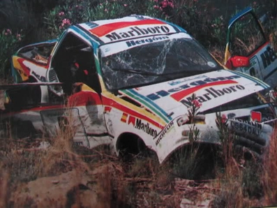 Jesus "Chus" Puras - Tomás Aguado
31º Rallye Alicante-Costa Blanca 1988. Ford Sierra Cosworth. Abandonó por  accidente

(Foto 4 de 7)

Palabras de "Chus" después del accidente:
Al tratar de frenar el pedal se fue al fondo, y pese a bombear vi que me estrellaba contra el guardarail. Cuando estaba encima tiré de freno de mano para hacer un trompo y el coche se fue de atrás cayendo por el barranco, por suerte completamente plano.

Yo me quede "groggy" pero me asuste al ver a mi copiloto Tomás Aguado sangrar por la boca y que seguían pasando coches sin darse cuenta de mi accidente, ya que desde el puente no se veía.

Resultado:
Chus se rompió la tibia, (en el Rally LLanes,15 días después, ya teni­a otro Sierra, y corrió enyesado).

La peor parte se la llevó su copiloto, Tomas Aguado, que años después dejó de copilotar debido a fuertes dolores de espalda.
Palabras clave: ;Ford;Sierra;Cosworth;Alicante;1988;crash