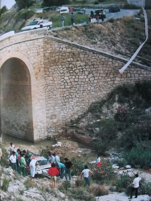 Jesus "Chus" Puras - Tomás Aguado
31º Rallye Alicante-Costa Blanca 1988. Ford Sierra Cosworth. Abandonó por accidente.
(Foto 7 de 7)


Palabras de "Chus" después del accidente:
Al tratar de frenar el pedal se fue al fondo, y pese a bombear vi que me estrellaba contra el guardarail. Cuando estaba encima tiré de freno de mano para hacer un trompo y el coche se fue de atrás cayendo por el barranco, por suerte completamente plano.

Yo me quede "groggy" pero me asuste al ver a mi copiloto Tomás Aguado sangrar por la boca y que seguían pasando coches sin darse cuenta de mi accidente, ya que desde el puente no se veía.

Resultado:
Chus se rompió la tibia, (en el Rally LLanes,15 días después, ya teni­a otro Sierra, y corrió enyesado).

La peor parte se la llevó su copiloto, Tomas Aguado, que años después dejó de copilotar debido a fuertes dolores de espalda.

Palabras clave: ;Ford;Sierra;Cosworth;Alicante;1988;crash