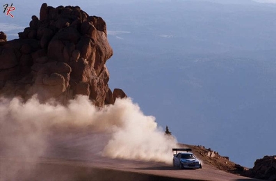 Subida a Pikes Peak 1988

El Peugeot 405 T16 GR conducido por Ari Vatanen logró batir el tiempo establecido por Walter Röhrl en 1987 con su Audi Sport Quattro S1 E2 (10:47,85) por escasas décimas, consiguiendo un récord de 10:47,22.

Contaba con tracción integral y su motor 2.0 Turbo ofrecí­a una excelente relación potencia/peso de unos 590 CV por tonelada.

Se construyeron dos unidades para este Pikes Peak y como mí­nimo 2 mas para el Parí­s Dakar, con las que el finlandés logró adjudicarse sendas victorias.

Culminaba así­ su leyenda como piloto.
@
Palabras clave: ;Pikes_Peak;peugeot;T16;grupo_B;1988