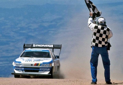 Subida Pikes Peak 1988

El Peugeot 405 T16 GR conducido por Ari Vatanen logró batir el tiempo establecido por Walter Röhrl en 1987 con su Audi Sport Quattro S1 E2 (10:47,85) por escasas décimas, consiguiendo un récord de 10:47,22.

Contaba con tracción integral y su motor 2.0 Turbo ofrecí­a una excelente relación potencia/peso de unos 590 CV por tonelada.

Se construyeron dos unidades para este Pikes Peak y como mí­nimo 2 mas para el Parí­s Dakar, con las que el finlandés logró adjudicarse sendas victorias.

Culminaba así­ su leyenda como piloto.
@
Palabras clave: ;Peugeot;T16;Grupo_B;Pikes_Peak;1988