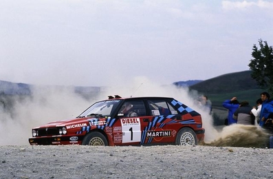 Massimo (Miki) Biasion - Tiziano Siviero
31º Rallye Sanremo - Rallye d'Italia 1989 (TO 86305M). Lancia Delta Integrale 16V. Clasificado 1º.
Martini Lancia

Del 8 al 12 de Octubre, Sanremo, Liguria, Imperia, Italia.
Superficie: asfalto - tierra.

El Rally tenia un total de 2086.19 km de los que 544.20 km divididos en 34 tramos eran especiales.

Tomaron la salida 107 equipos, finalizaron 34.@
Palabras clave: Miki_Biasion;Tiziano_Siviero;Lancia;Delta;integrale;Sanremo;1989