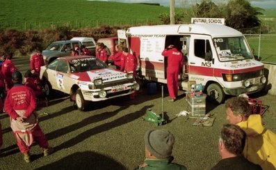 Asistencia del Equipo Toyota Team Europe en el 20º Rothmans Rally of New Zealand 1990
En el Toyota Celica GT-4 -ST165- (PA 7325) de Carlos Sainz - Luis Moya, clasificado 1º.

Del 30 de Junio al 3 de Julio, Auckland, Nueva Zelanda.
Superficie: tierra.

El Rally tenia un total de 2111.39 Km de los que 599.49 Km divididos en 43 tramos eran especiales.

Se inscribieron 65 equipos, tomaron la salida 65, finalizaron 40.@
Palabras clave: Carlos_Sainz;Luis_Moya;Toyota;Celica;GT;Nueva_Zelanda;Asistencias;1990