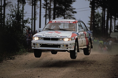 Ari Vatanen - Bruno Berglund
40º 1000 Lakes Rally 1990. Mitsubishi Galant VR-4. Clasificado 2º.

Del 22 al 27 de Agosto, Jyväskylä, Finlandia.
Superficie: tierra.

El Rally tenia un total de 1604.11 km de los que 527.61 km divididos en 42 tramos eran especiales.

Se inscribieron 192 equipos, tomaron la salida 186, finalizaron 92.@
Palabras clave: VR4;Mitsubishi;Galant;Finlandia;1990