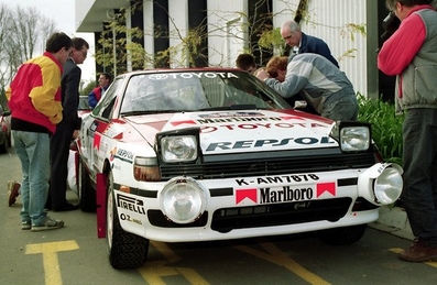 Carlos Sainz - Luis Moya
21º Rothmans Rally New Zealand 1991. Toyota Celica GT-4 -ST165- (K-AM 7878). Clasificado 1º.

Del 26 al 30 de Junio, Auckland, Nueva Zelanda.
Superficie: tierra.

El Rally tenia un total de 630.66 km cronometrados divididos en 40 tramos especiales.

Tomaron la salida 61 equipos, finalizaron 31.@
Palabras clave: ;Luis_Moya;Toyota;Celica;GT;Nueva_Zelanda;parque_cerrado;1991