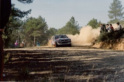 Juha Kankkunen - Juha Piironen
27º Rallye España - Catalunya Costa Brava 1991. Lancia Delta Integrale 16V (TO 76856R). Clasificado 2º.
(Primer año válido para el Campeonato Mundial de Rallyes).
Del 10 al 13 de Noviembre, Lloret de Mar, Girona, Catalunya, España.
Superficie: asfalto - tierra.
El Rally tenia un total de 1606.98 km de los que 594.01 km divididos en 35 tramos eran especiales, (2 de ellos fueron cancelados SS4 Sant Hilari - Osor de 13.57 Km y SS29 Riera de Merles de 14.36 Km).
Tomaron la salida 76 equipos, finalizaron 33.

Tramo: Pinos - Riner de 31,51 km.
(Foto 1 de 3)
COPYRIGHT © Jaume Jorba.@
Palabras clave: Juha_Kankkunen;Juha_Piironen;Lancia;Delta;HF;Integrale;Catalunya;1991