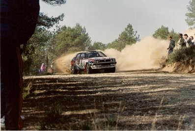 Juha Kankkunen - Juha Piironen
27º Rallye España - Catalunya Costa Brava 1991. Lancia Delta Integrale 16V (TO 76856R). Clasificado 2º.
(Primer año válido para el Campeonato Mundial de Rallyes).
Del 10 al 13 de Noviembre, Lloret de Mar, Girona, Catalunya, España.
Superficie: asfalto - tierra.
El Rally tenia un total de 1606.98 km de los que 594.01 km divididos en 35 tramos eran especiales, (2 de ellos fueron cancelados SS4 Sant Hilari - Osor de 13.57 Km y SS29 Riera de Merles de 14.36 Km).
Tomaron la salida 76 equipos, finalizaron 33.

Tramo: Pinos - Riner de 31,51 km.
(Foto 2 de 3)
COPYRIGHT © Jaume Jorba.@
Palabras clave: Juha_Kankkunen;Juha_Piironen;Lancia;Delta;HF;Integrale;Catalunya;1991;España;Spain