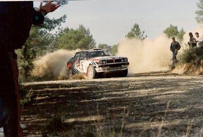 Juha Kankkunen - Juha Piironen
27º Rallye España - Catalunya Costa Brava 1991. Lancia Delta Integrale 16V (TO 76856R). Clasificado 2º.
(Primer año válido para el Campeonato Mundial de Rallyes).
Del 10 al 13 de Noviembre, Lloret de Mar, Girona, Catalunya, España.
Superficie: asfalto - tierra.
El Rally tenia un total de 1606.98 km de los que 594.01 km divididos en 35 tramos eran especiales, (2 de ellos fueron cancelados SS4 Sant Hilari - Osor de 13.57 Km y SS29 Riera de Merles de 14.36 Km).
Tomaron la salida 76 equipos, finalizaron 33.

Tramo: Pinos - Riner de 31,51 km.
(Foto 3 de 3)
COPYRIGHT © Jaume Jorba.@
Palabras clave: Juha_Kankkunen;Juha_Piironen;Lancia;Delta;HF;Integrale;Catalunya;1991