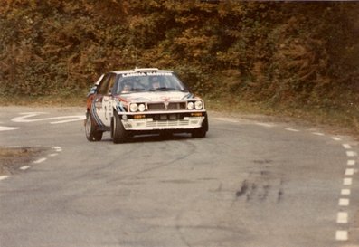 Juha Kankkunen - Juha Piironen
27º Rallye España - Catalunya Costa Brava 1991. Lancia Delta Integrale 16V (TO 76856R). Clasificado 2º.
(Primer año válido para el Campeonato Mundial de Rallyes).
Del 10 al 13 de Noviembre, Lloret de Mar, Girona, Catalunya, España.
Superficie: asfalto - tierra.
El Rally tenia un total de 1606.98 km de los que 594.01 km divididos en 35 tramos eran especiales, (2 de ellos fueron cancelados SS4 Sant Hilari - Osor de 13.57 Km y SS29 Riera de Merles de 14.36 Km).
Tomaron la salida 76 equipos, finalizaron 33.@
Palabras clave: Juha_Kankkunen;Juha_Piironen;Lancia;Delta;HF;Integrale;Catalunya;1991;España;Spain