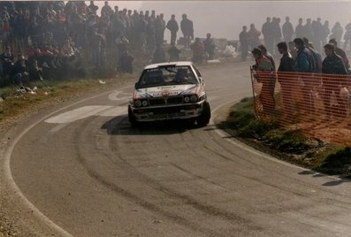 Juha Kankkunen - Juha Piironen
27º Rallye España - Catalunya Costa Brava 1991. Lancia Delta Integrale 16V (TO 76856R). Clasificado 2º.
(Primer año válido para el Campeonato Mundial de Rallyes).
Del 10 al 13 de Noviembre, Lloret de Mar, Girona, Catalunya, España.
Superficie: asfalto - tierra.
El Rally tenia un total de 1606.98 km de los que 594.01 km divididos en 35 tramos eran especiales, (2 de ellos fueron cancelados SS4 Sant Hilari - Osor de 13.57 Km y SS29 Riera de Merles de 14.36 Km).
Tomaron la salida 76 equipos, finalizaron 33.

PHOTO en SS La Trona (en la mítica paella) de 12,85 km.
(Foto 1 de 2).@
Palabras clave: Juha_Kankkunen;Juha_Piironen;Lancia;Delta;HF;Integrale;Catalunya;1991;España;Spain