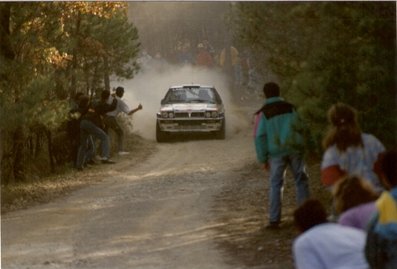 Juha Kankkunen - Juha Piironen
27º Rallye España - Catalunya Costa Brava 1991. Lancia Delta Integrale 16V (TO 76856R). Clasificado 2º.
(Primer año válido para el Campeonato Mundial de Rallyes).

Del 10 al 13 de Noviembre, Lloret de Mar, Girona, Catalunya, España.
Superficie: asfalto - tierra.

El Rally tenia un total de 1606.98 km de los que 594.01 km divididos en 35 tramos eran especiales, (2 de ellos fueron cancelados SS4 Sant Hilari - Osor de 13.57 Km y SS29 Riera de Merles de 14.36 Km).

Tomaron la salida 76 equipos, finalizaron 33.

PHOTO en SS34 Sta. Coloma - St. Feliu de Buixalleu de 27,85 km.
(Foto 2 de 5)

© Jaume Jorba
@
Palabras clave: Juha_Kankkunen;Juha_Piironen;Lancia;Delta;HF;Integrale;Catalunya;1991;España;Spain