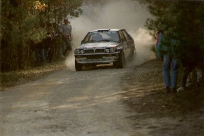 Juha Kankkunen - Juha Piironen
27º Rallye España - Catalunya Costa Brava 1991. Lancia Delta Integrale 16V (TO 76856R). Clasificado 2º.
(Primer año válido para el Campeonato Mundial de Rallyes).

Del 10 al 13 de Noviembre, Lloret de Mar, Girona, Catalunya, España.
Superficie: asfalto - tierra.

El Rally tenia un total de 1606.98 km de los que 594.01 km divididos en 35 tramos eran especiales, (2 de ellos fueron cancelados SS4 Sant Hilari - Osor de 13.57 Km y SS29 Riera de Merles de 14.36 Km).

Tomaron la salida 76 equipos, finalizaron 33.

PHOTO en SS34 Sta. Coloma - St. Feliu de Buixalleu de 27,85 km.
(Foto 4 de 5)

© Jaume Jorba
@
Palabras clave: Juha_Kankkunen;Juha_Piironen;Lancia;Delta;HF;Integrale;Catalunya;1991;España;Spain