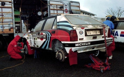 Asistencia Equipo Martini Lancia
En el 21º Rally de Nueva Zelanda 1991. Lancia Delta HF Integrale 16V (TO 11981R) de Juha Kankkunen - Juha Piironen. Clasificado 2º.

Al lado también se puede ver el Lancia Delta HF Integrale 16V (TO 11982R) de Didier Auriol - Bernard Occelli. Equipo Jolly Club/FINA. Clasificado 3º.

Del 26 al 30 de Junio, Auckland, Nueva Zelanda.
Superficie: tierra.

El Rally tenia un total de 630.66 km cronometrados divididos en 40 tramos especiales.

Tomaron la salida 61 equipos, finalizaron 31.@
Palabras clave: ;Juha_Piironen;Lancia;Delta;Integrale;Nueva_Zelanda;Asistencias;1991