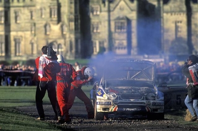 54º Network Q Rally de Gran Bretaña 1998
Carlos Sainz Cenamor - Luís Rodríguez Moya
Toyota Corolla WRC (K-AM 8020). Abandonó por motor en SS28 Margam de 27.09 Km.

Última prueba del Campeonato
Se le rompió el motor 500 metros antes de acabar el último tramo del rally, perdiendo así el que podría haber sido su tercer Campeonato del Mundo de Rallyes.
El Campeón pasó a serlo Tommi Makinen, que ya había abandonado la prueba anteriormente por daños de accidente en SS7 Silverstone Super Special de 1.96 km.
Tommi se enteró que era Campeón del Mundo de Rallyes cuando estaba en el aeropuerto a punto de cojer un vuelo.

En la foto se puede ver el instante del abandono y como humea el motor.
Luis Moya desesperado al lado del Toyota.

Pasaron a la historia las palabras de Luis Moya: 
TRATA DE ARRANCARLO CARLOS !! TRATA DE ARRANCARLO POR DIOS !!!

Del 22 al 24 de Noviembre, Cheltenham, Inglaterra.
Superficie: tierra - asfalto.

El Rally tenia un total de 1175.90 km de los que 383.85 km divididos en 28 tramos eran especiales.

Tomaron la salida 168 equipos, finalizaron 82.
@
Palabras clave: ;Toyota;Corolla;WRC;Gran_Bretaña;1998