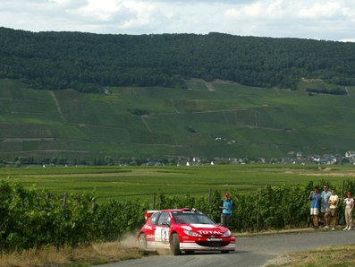 Richard Burns - Robert Reid
22º ADAC Rallye Deutschland 2003. Peugeot 206 WRC (952 NVB 75). Clasificado 3º.
Marlboro Peugeot Total

Del 25 al 27 de Julio, Trier, Alemania.
Superficie: asfalto.

El Rally constaba de 3 etapas con un total de 1737.58 km de los que 388.23 km divididos en 22 tramos eran cronometrados.

Tomaron la salida 79 equipos, finalizaron 44.@
Palabras clave: Peugeot;WRC;Alemania;2003