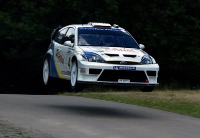 Markko Martin - Michael Park
22º ADAC Rallye Deutschland 2003. Ford Focus RS WRC '03 (R55 OTH). Clasificado 5º.
Ford Motor Co. Ltd.

Del 25 al 27 de Julio, Trier, Alemania.
Superficie: asfalto.

El Rally constaba de 3 etapas con un total de 1737.58 km de los que 388.23 km divididos en 22 tramos eran cronometrados.

Tomaron la salida 79 equipos, finalizaron 44.@
Palabras clave: Ford;Focus;WRC;Alemania;2003;Saltos
