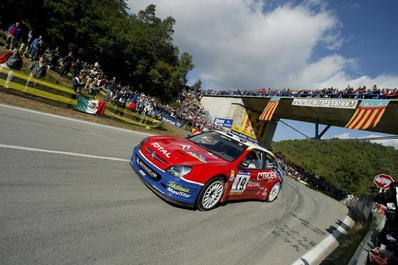 Carlos Sainz Cenamor - Marc Martí
39º Rallye Catalunya - Costa Brava - Rallye de España 2003. Citröen Xsara WRC (39 CSP 92). Clasificado 7º.
Citroën Total WRT

Del 24 al 26 de Octubre, Lloret de Mar, Girona, Catalunya, España.
Superficie: asfalto.

El Rally tenia un total de 1553.72 Km de los que 381.18 Km divididos en 22 tramos eran especiales.

Se inscribieron 49 equipos, tomaron la salida 47, finalizaron 33.

Foto:
Debajo del puente del Eix-Transversal entre Girona y Lleida. Concentración mí­tica de muchí­simos aficionados durante varios años en el Rally Catalunya -Costa Brava.

Era realmente un espectáculo para los aficionados ver el paso de los pilotos por el cruce (después de muchas horas de espera), desde el puente.
@
Palabras clave: Citroen;Xsara;WRC;Catalunya;Puente_eje;2003