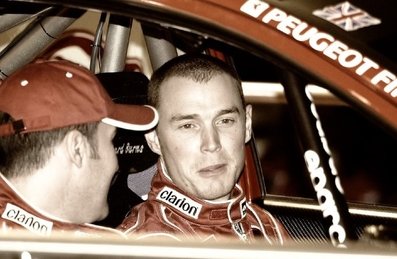 Richard Burns - Robert Reid
Cuando eran piloto y copiloto del Equipo Marlboro Peugeot Total (2003). Al volante de Peugeot 206WRC (2002).

Fue el último equipo con el que corrió Richard Burns.

Ese mismo año le detectaron un tumor cerebral y abandonó el Mundial de Rallys, para operarse sin éxito.

DESCANSE EN PAZ.
Palabras clave: Richard_Burns;Robert_Reid;Peugeot;WRC;personajes;2003