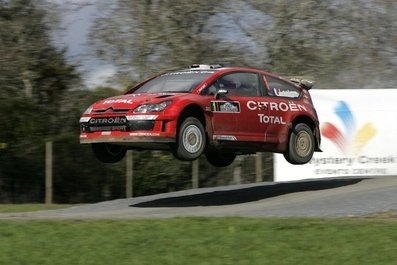 Sebastien Loeb - Daniel Elena
37º Rally de Nueva Zelanda 2007. Citröen C4 WRC. Clasificado 2º.
El Rally tenia un total de 1,255.98 Km de los que 353.56 Km divididos en 18 tramos, eran especiales.
Se inscribieron 69 equipos, tomaron la salida 68, finalizaron 59.@
Palabras clave: Sébastien_Loeb;Daniel_Elena;Citroen;WRC;Nueva_Zelanda;2007;saltos