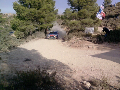 Sébastien Loeb - Daniel Elena
21-10-2011

47º RallyRACC Catalunya - Costa Daurada 2011. Citröen DS3 WRC (BK-317-DW). Clasificado 1º, obteniendo el Campeonato del Mundo de Marcas para Citröen.
Citroën Total WRT

Tramo: Las Garrigues (SS3 - SS6) de 18,50 Km.
Foto en el Km 14,400.
Especial mixta, tenía 5,9 km de asfalto y el resto de tierra.

Ésta victoria les acercaba a su 8º Campeonato del Mundo de pilotos consecutivo que se decidiría en la última prueba del calendario, Rally de Gran Bretaña.

Del 20 al 23 de Octubre, Salou, Tarragona, Catalunya, España.
Superficie: asfalto -tierra.

El Rally constaba de 3 etapas con un total de 1589.90 km de los que 406.52 km divididos en tramos eran cronometrados.

Tomaron las salida 58 equipos, finalizaron 44.

PHOTO Ramon Canals
@
Palabras clave: Citroen;DS3;WRC;Catalunya;2011;España;Spain