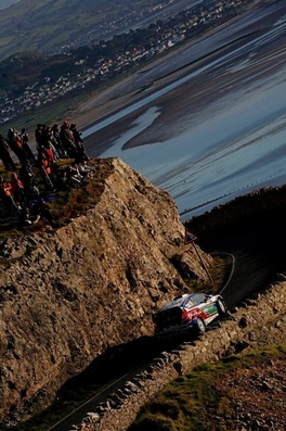Jari-Matti Latvala - Miikka Anttila
67º Rally de Gales GB 2011. Ford Fiesta RS WRC (PX60 AVM). Clasificado 1º.

Del 10 al 13 de Noviembre, Llandudno, Cardiff.
Superficie: tierra.

El Rally tenia un total de 1860.80 km de los que 353.53 km divididos en 4 etapas y 23 tramos eran especiales.

Tomaron la salida 74, finalizaron 39.@
Palabras clave: ;Miikka_Anttila;Ford;Fiesta;RS;WRC;Gran_Bretaña;Gales;2011