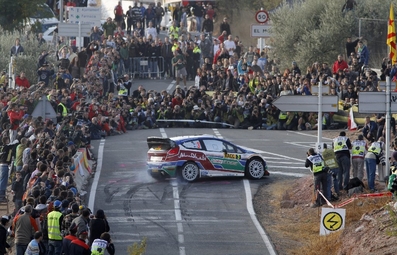 Mikko Hirvonen - Jarmo Lehtinen
47º RallyRACC Catalunya - Costa Daurada 2011. Ford Fiesta RS WRC (PX11 AWN). Clasificado 2º.

Tramo:
El Priorat de 45,97 Km SS7-SS10, ese año el tramo mas largo del Mundial.

Situación:
El Molar.
Sitio mí­tico del Rally para los aficionados, con un cruce de 180º, donde el freno de mano y las derrapadas suelen ser habituales.

Del 20 al 23 de Octubre, Salou, Tarragona, Catalunya, España.
Superficie: asfalto - tierra.

El Rally tenia un total de 1589.90 km de los que 406.52 km divididos en 18 tramos eran especiales.

Tomaron la salida 58 equipos, finalizaron 44.
@
Palabras clave: ;Jarmo_Lehtinen;Ford;Fiesta;RS;WRC;Catalunya;2011;cruce_molar