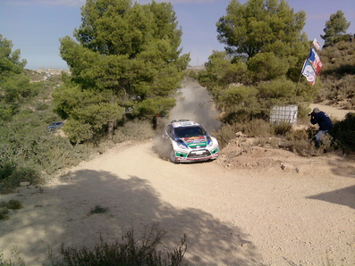 Jari-Matti Latvala - Miikka Anttila
21-10-2011

47º RallyRACC Catalunya - Costa Daurada 2011. Ford Fiesta RS WRC (PX60 AYT). Clasificado 3º.
Ford Abu Dhabi WRT

Tramo: Las Garrigues (SS3 - SS6) de 18,50 Km.
Foto en el Km 14,400.
Especial mixta, tenía 5,9 km de asfalto y el resto de tierra.

Latvala, a pesar de haber sido segundo durante gran parte del rally, penalizó en el control antes del Power Stage (Coll de la Teixeta SS18 de 4,32 Km) y se detuvo unos segundos antes de llegar a meta para favorecer a Mikko Hirvonen en el Campeonato del Mundo de Rallyes, cuyo campeón se decidiría en la última cita de Gran Bretaña.

Del 20 al 23 de Octubre, Salou, Tarragona, Catalunya, España.
Superficie: asfalto -tierra.

El Rally constaba de 3 etapas con un total de 1589.90 km de los que 406.52 km divididos en tramos eran cronometrados.

Tomaron las salida 58 equipos, finalizaron 44.

PHOTO Ramon Canals
@
Palabras clave: Ford;Fiesta;RS;WRC;Catalunya;2011;España;Spain