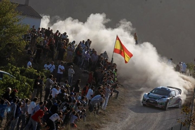 Jari-Matti Latvala - Miikka Anttila
47º RallyRACC Catalunya - Costa Daurada 2011. Ford Fiesta RS WRC (PX60 AYT). Clasificado 3º.
Ford Abu Dhabi WRT

Latvala, a pesar de haber sido segundo durante gran parte del rally, penalizó en el control antes del Power Stage (Coll de la Teixeta SS18 de 4,32 Km) y se detuvo unos segundos antes de llegar a meta para favorecer a Mikko Hirvonen en el Campeonato del Mundo de Rallyes, cuyo campeón se decidiría en la última cita de Gran Bretaña.

Del 20 al 23 de Octubre, Salou, Tarragona, Catalunya, España.
Superficie: asfalto -tierra.

El Rally constaba de 3 etapas con un total de 1589.90 km de los que 406.52 km divididos en tramos eran cronometrados.

Tomaron las salida 58 equipos, finalizaron 44.
@
Palabras clave: Ford;Fiesta;RS;WRC;Catalunya;2011;España;Spain