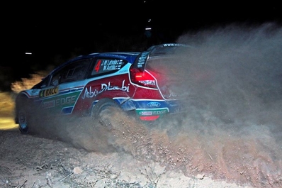 Jari-Matti Latvala - Miikka Anttila
47º RallyRACC Catalunya - Costa Daurada 2011. Ford Fiesta RS WRC (PX60 AYT). Clasificado 3º.
Ford Abu Dhabi WRT

Tramo:
Segunda pasada por Les Garrigues (SS6) de 18,50 Km.
Especial mixta, tenía 5,9 km de asfalto y el resto de tierra.
Celebrado de noche en su totalidad.

Latvala, a pesar de haber sido segundo durante gran parte del rally, penalizó en el control antes del Power Stage (Coll de la Teixeta SS18 de 4,32 Km) y se detuvo unos segundos antes de llegar a meta para favorecer a Mikko Hirvonen en el Campeonato del Mundo de Rallyes, cuyo campeón se decidiría en la última cita de Gran Bretaña.

Del 20 al 23 de Octubre, Salou, Tarragona, Catalunya, España.
Superficie: asfalto -tierra.

El Rally constaba de 3 etapas con un total de 1589.90 km de los que 406.52 km divididos en tramos eran cronometrados.

Tomaron las salida 58 equipos, finalizaron 44.

PHOTO Ramon Canals
@
Palabras clave: Ford;Fiesta;RS;WRC;Catalunya;2011;España;Spain