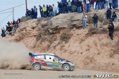 Jari-Matti Latvala - Miikka Anttila
21-10-2011
47º RallyRACC Catalunya - Costa Daurada 2011. Ford Fiesta RS WRC (PX60 AYT). Clasificado 3º.
Ford Abu Dhabi WRT

Tramo: Las Garrigues (SS3 - SS6) de 18,50 Km.
Especial mixta, tenía 5,9 km de asfalto y el resto de tierra.

Latvala, a pesar de haber sido segundo durante gran parte del rally, penalizó en el control antes del Power Stage (Coll de la Teixeta SS18 de 4,32 Km) y se detuvo unos segundos antes de llegar a meta para favorecer a Mikko Hirvonen en el Campeonato del Mundo de Rallyes, cuyo campeón se decidiría en la última cita de Gran Bretaña.

Del 20 al 23 de Octubre, Salou, Tarragona, Catalunya, España.
Superficie: asfalto -tierra.

El Rally constaba de 3 etapas con un total de 1589.90 km de los que 406.52 km divididos en tramos eran cronometrados.

Tomaron las salida 58 equipos, finalizaron 44.
@
Palabras clave: Ford;Fiesta;RS;WRC;Catalunya;2011;España;Spain