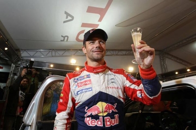Sébastien Loeb
67º Wales Rally GB 2011. Citröen DS3 WRC (BF-137-XC).
Copiloto: Daniel Elena.

En un rasante durante el enlace de uno de los tramos, Sébastien chocó con el coche de unos aficionados teniendo que abandonar (SS19).

Aún así­ al abandonar también Mikko Hirvonen, Seb se proclamó por 8ª vez consecutiva Campeón del Mundo de Rallyes.

Del 10 al 13 de Noviembre, Llandudno, Cardiff.
Superficie: tierra.

El Rally tenia un total de 1860.80 km de los que 353.53 km divididos en 4 etapas y 23 tramos eran especiales.

Tomaron la salida 74 equipos, finalizaron 39.
@
Palabras clave: Sebastien_Loeb;Gran_Bretaña;Gales;2011;Personajes;parque_cerrado