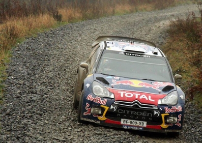 Sébastien Loeb - Daniel Elena
67º Wales Rally GB 2011. Citröen DS3 WRC (BF-137-XC).

En un rasante durante el enlace de uno de los tramos, Sébastien chocó con el coche de unos aficionados teniendo que abandonar (SS19).

Aún así­ al abandonar también Mikko Hirvonen, Seb se proclamó por 8ª vez consecutiva Campeón del Mundo de Rallyes.

Del 10 al 13 de Noviembre, Llandudno, Cardiff.
Superficie: tierra.

El Rally tenia un total de 1860.80 km de los que 353.53 km divididos en 4 etapas y 23 tramos eran especiales.

Tomaron la salida 74 equipos, finalizaron 39.
@
Palabras clave: Sebastien_Loeb;Citroen;DS3;WRC;Gran_Bretaña;Gales;2011