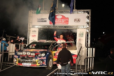 Sébastien Loeb - Daniel Elena
67º Wales Rally GB 2011. Citröen DS3 WRC (BF-137-XC).

En un rasante durante el enlace de uno de los tramos, Sébastien chocó con el coche de unos aficionados teniendo que abandonar (SS19).

Aún así­ al abandonar también Mikko Hirvonen, Seb se proclamó por 8ª vez consecutiva Campeón del Mundo de Rallyes.

Del 10 al 13 de Noviembre, Llandudno, Cardiff.
Superficie: tierra.

El Rally tenia un total de 1860.80 km de los que 353.53 km divididos en 4 etapas y 23 tramos eran especiales.

Tomaron la salida 74 equipos, finalizaron 39.
@
Palabras clave: Sebastien_Loeb;Citroen;DS3;WRC;Gran_Bretaña;Gales;2011;Personajes;parque_cerrado