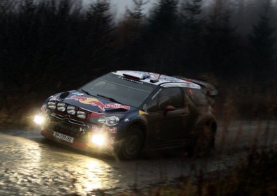 Sébastien Loeb - Daniel Elena
67º Wales Rally GB 2011. Citröen DS3 WRC (BF-137-XC).

En un rasante durante el enlace de uno de los tramos, Sébastien chocó con el coche de unos aficionados teniendo que abandonar (SS19).

Aún así­ al abandonar también Mikko Hirvonen, Seb se proclamó por 8ª vez consecutiva Campeón del Mundo de Rallyes.

Del 10 al 13 de Noviembre, Llandudno, Cardiff.
Superficie: tierra.

El Rally tenia un total de 1860.80 km de los que 353.53 km divididos en 4 etapas y 23 tramos eran especiales.

Tomaron la salida 74 equipos, finalizaron 39.
@
Palabras clave: Sebastien_Loeb;Citroen;DS3;WRC;Gran_Bretaña;Gales;2011
