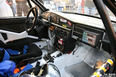 AUDI QUATTRO SPORT S2
Vista interior de la situaciòn de piloto y copiloto, y todo lo que es el tablier y parte central delantera.
Palabras clave: Grupo_B;Detalles;Audi;Quattro;S2