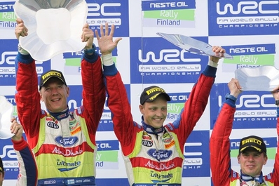 59º Rally de Finlandia 2009
Mikko Hirvonen - Jarmo Lehtinen Clasificados 1º.
En el lado derecho de la imagen se puede ver el copiloto de Jari-Matti Latvala, Miikka Anttila clasificado 3º. 
Ambos del Equipo BP Ford Abu Dhabi World Rally Team pilotando Ford Focus RS WRC 09.
Palabras clave: ;Jarmo_Lehtinen;Personajes;Finlandia