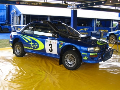 Subaru Impreza WRC99. Equipo Subaru World Rally Team
Pilotado por Richard Burns - Robert Reid en el 48º Safari Rally del 2000. Clasificado 1º.
(Debajo de una carpa del equipo en una asistencia).
Palabras clave: Richard_Burns;Robert_Reid;Subaru;Impreza;WRC;Safari;2000;Asistencias