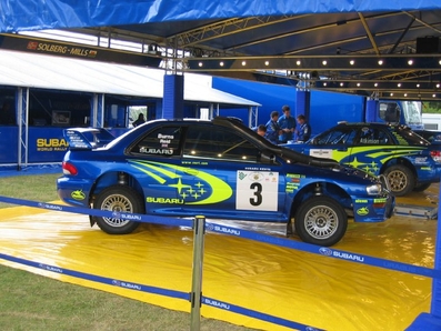 Subaru Impreza WRC99. Equipo Subaru World Rally Team
Pilotado por Richard Burns - Robert Reid en el 48º Safari Rally del 2000. Clasificado 1º.
También se puede ver el Subaru de Juha Kankkunen - Juha Repo, clasificado 2º
(Debajo de una carpa del equipo en una asistencia).
Palabras clave: Richard_Burns;Robert_Reid;Subaru;Impreza;WRC;Safari;2000;Asistencias;2000