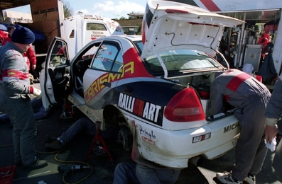 Asistencia Equipo Mitsubishi Ralliart en el 28º Rally de Nueva Zelanda 1998.
Para Richard Burns - Robert Reid. Mitsubishi Carisma GT. Clasificado 9º.
Palabras clave: Richard_Burns;Robert_Reid;Mitsubishi;Carisma;GT;Nueva_Zelanda;1998;Asistencias