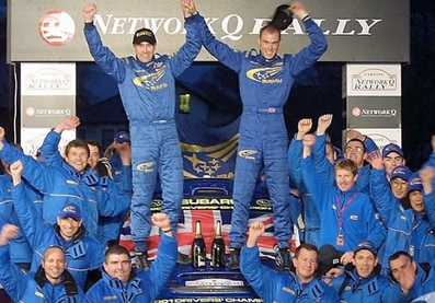 Richard Burns - Robert Reid (Campeones del Mundo 2001)
57º Rally de Gran Bretaña 2001. Subaru Impreza WRC2001. Clasificado 3º.
En la imagen celebrando junto a todo el Equipo Subaru World Rally Team la consecuciòn del Campeonato del Mundo 2001 de pilotos. (El de marcas fué para el Equipo Peugeot Total).
Palabras clave: Richard_Burns;Robert_Reid;Subaru;Impreza;WRC;Inglaterra_Gran_Bretaña;2001;Personajes