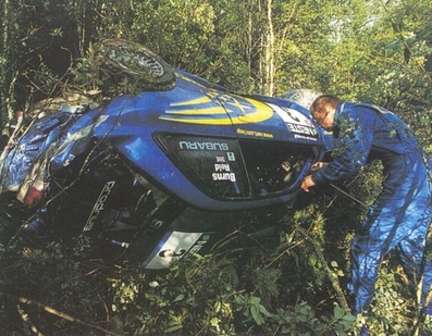 Richard Burns - Robert Reid
50º Rally de Finlandia 2000. Subaru Impreza WRC2000. Retirado por accidente. 
En la imagen estado en que quedò el coche pocos minutos después de la salida de pista.
Palabras clave: Richard_Burns;Robert_Reid;Subaru;Impreza;WRC;Finlandia;crash;2000