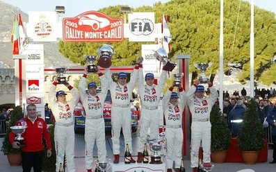 Podium del 71º Rallye  de Monte-Carlo 2003
Triplete Equipo Citröen.
Citröen Xsara WRC
1º Sébastien Loeb - Daniel Elena. 4:29.11,4
2º Colin McRae - Derek Ringer. 4:29.49,5
3º Carlos Sainz - Marc Martà­. 4:30.03,6
Palabras clave: Carlos_Sainz;Marc_Marti;Sébastien_Loeb;Colin_McRae;Montecarlo;personajes;Citroen;Xsara;WRC;2003