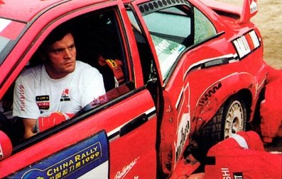 Tommi Mäkinen - Risto Mannisenmäki
3º Rally de China 1999. Mitsubishi Lancer Evo VI. Retirado por suspensiòn. 
En la imagen se puede ver el golpe que rompiò dicha suspensiòn, y como los mecà¡nicos de su Equipo Marlboro Ralliart Mitsubishi, miran si pueden solucionarlo, sin éxito.
Palabras clave: Tommi_Mäkinen;Mitsubishi_Lancer;Evo;China;Asistencias;1999;crash