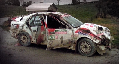 Tommi Mäkinen - Seppo Harjanne
27º Rally de Nueva Zelanda 1997. Mitsubishi Lancer Evo IV. Retirado por accidente.
En la imagen estado en que quedò el coche. 
Palabras clave: ;Seppo_Harjanne;Mitsubishi_Lancer;Evo;Nueva_Zelanda;1997;crash