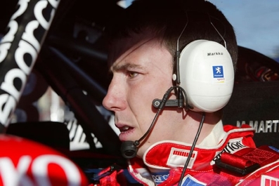 Markko Martin
Como Piloto del Equipo Marlboro Peugeot Total, pilotando Peugeot 307WRC Evo2. 
àšltimo equipo con el que corre de forma oficial, a causa del accidente mortal en el  61º Rally de Gales de Gran Bretaña 2005, donde su copiloto Michael Park (39años) pierde la vida, al salirse del trazado y estrellarse violentamente contra un à¡rbol.(En paz descanse).
Palabras clave: Markko_Martin;Personajes