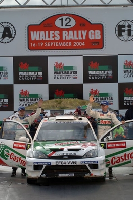 Markko Martin - Michael Park
Celebrando la 3º posiciòn en el 60º Rally de Gales de Gran Bretaña del 2004. Ford Focus RS WRC 04.
Palabras clave: Markko_Martin;Ford;Focus;RS;Gran_Bretaña;2004;Personajes