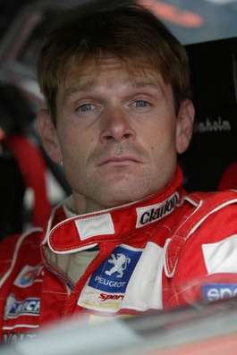 Marcus Grönholm
Cuando era piloto Oficial Marlboro Peugeot Total. Pilotando Peugeot 307WRC en el 2004 y Peugeot 307WRC Ev2 en 2005.
Palabras clave: ;Personajes
