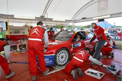 Asistencia Equipo Citröen Total en el 23º OMV ADAC Rally de Alemania 2004
Para el coche de Sébastien Loeb - Daniel Elena. Citröen Xsara WRC. Clasificado 1º.
Palabras clave: Sébastien_Loeb;Citroen;Xsara;WRC;Alemania;2004;Asistencias