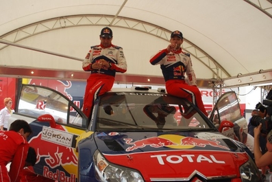 Sébastien Loeb - Daniel Elena
2º Rally de Jordania 2010. Citröen C4 WRC. Clasificado 1º.
En la foto celebrando el triunfo con unas copas champany.
Palabras clave: Sébastien_Loeb;Citroen;WRC;Jordania;2010;parque_cerrado;Personajes
